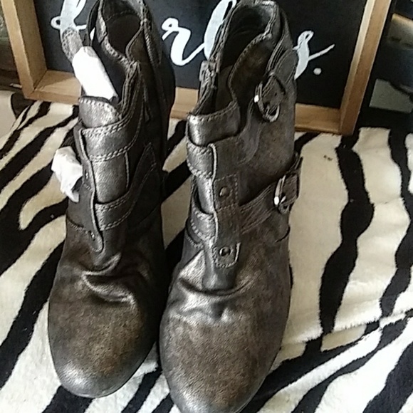 Guess - Picture 3 of 8